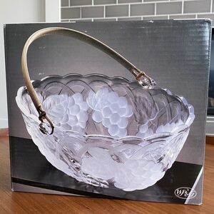 WP&G Crystal Clear Basket Grapes with Rattan Handle New In Open Box